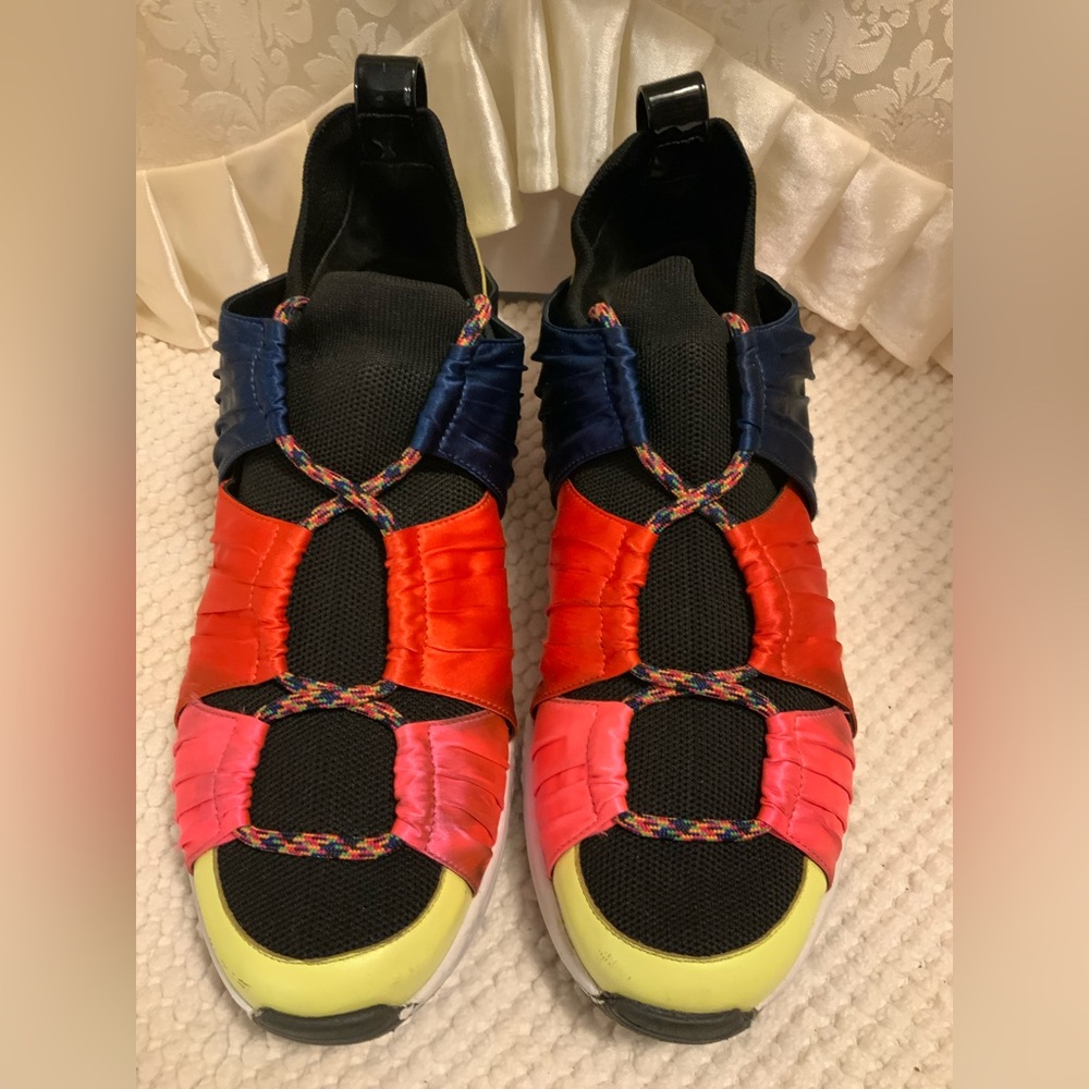 KAT MACONIE - Picture 5 of 12